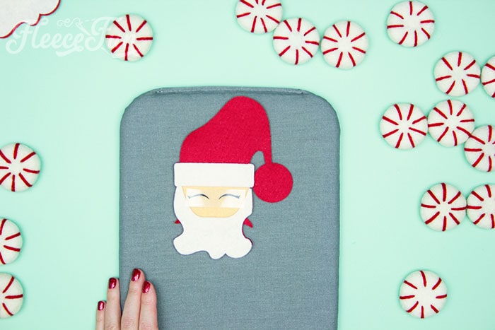 Crafting cute Santa eyes for the DIY felt ornament with fleecefun's free tutorial.