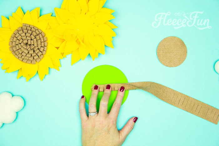Making the sunflower seed center with free template from fleecefun