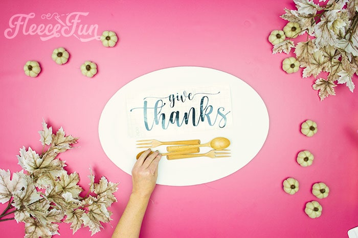 Assembling your Thanksgiving home decoration with fleecefun free template and tutorial