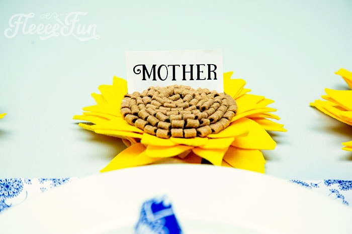 Insert a little paper tag in the felt flowers to make them a cute place card holder. Felt sunflower decoration tutorial with free template on fleecefun