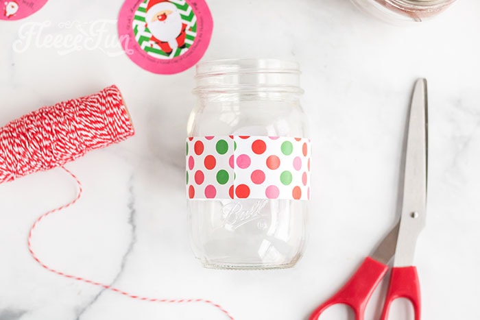 Add fleecefun’s hot chocolate label to mason jar gift tutorial