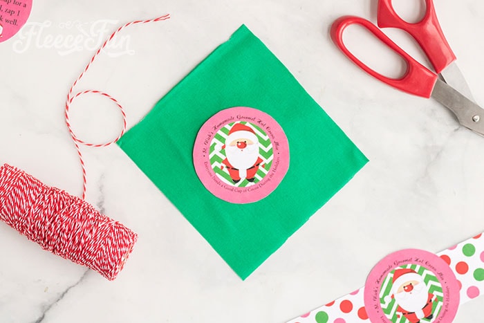 Secure fleecefun’s free printable hot chocolate label to your DIY jar