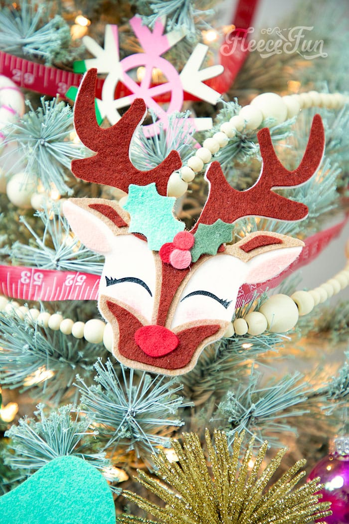 This adorable Felt Ornament Pattern (Free) is a wonderful way to add some color & personality to your Christmas Tree. Make with a few scraps of felt & glue!