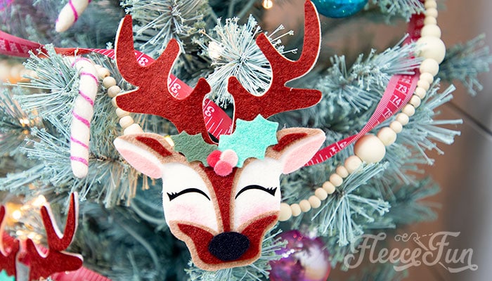 This adorable Felt Ornament Pattern (Free) is a wonderful way to add some color & personality to your Christmas Tree. Make fith a few scraps of felt & glue!
