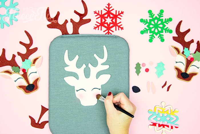 Design the reindeer face for your Christmas felt ornament using the fleecefun tutorial
