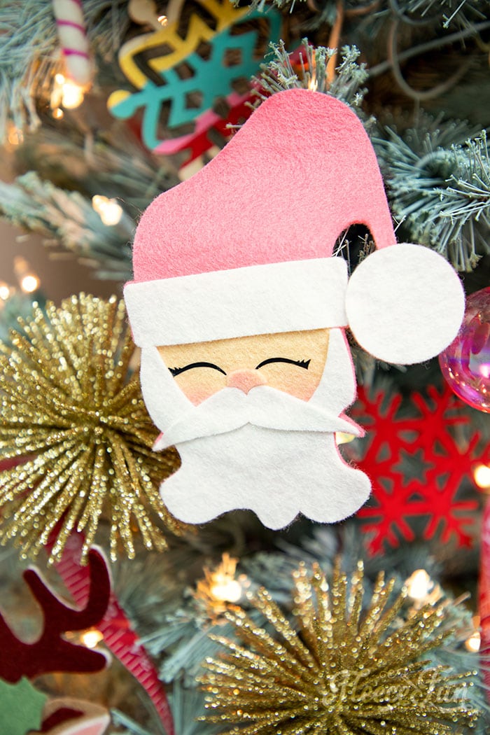 Easy Christmas felt Santa ornament made with fleecefun’s free template and tutorial.