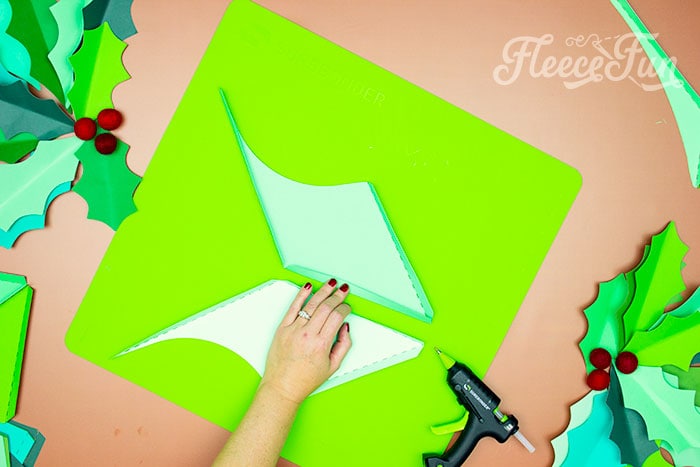 Giant holly leaves assembly: gluing pieces using fleecefun's free pattern.