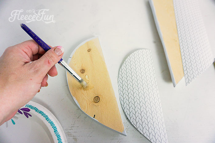 Fleecefun makes crafting a pallet heart easy with their DIY Valentine craft tutorial.
