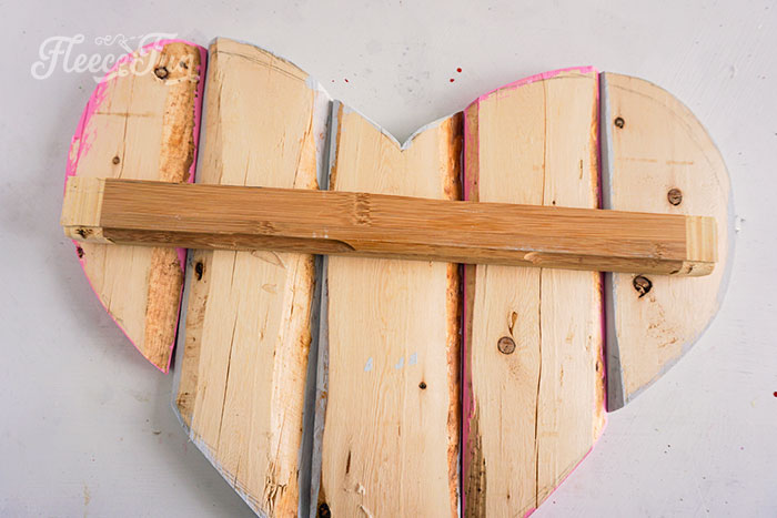 Create a charming pallet heart for your DIY Valentine craft with fleecefun's instructions.