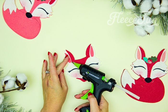 adding the ears. This adorable Felt Fox Ornament DIY (Free Pattern) is a fun addition to your Christmas tree Ornaments!  Curled up in it's tail with a bit of holly on it's head this fox is the embodiment of merriment.  Use for tree decorations or as a fun addition to a wrapped gift.  Also makes a wonderful hostess gift or prize at a holiday party. Perfect handmade ornament to make.