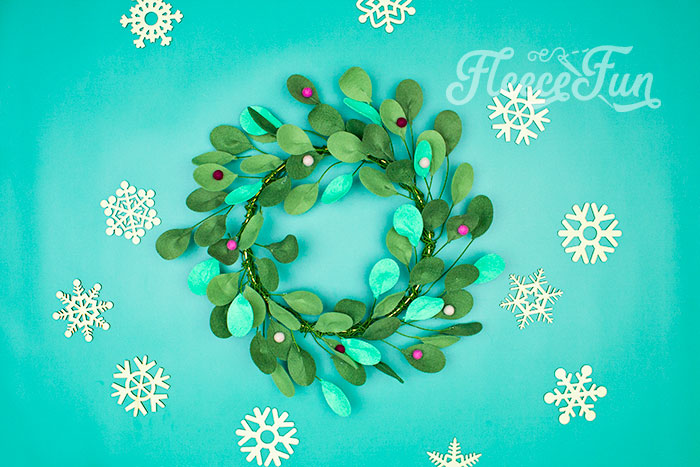 how to make a felt Christmas wreath. Free pattern and tutorial.