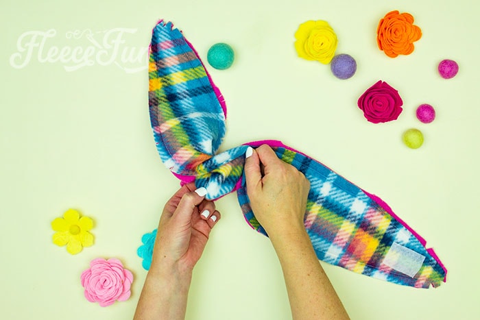 This Fleece Headband Ear Warmer Pattern (Free) is an easy sewing project. The DIY can also be a no sew fleece project! Sizes baby to adult. This Fleece Headband Pattern Ear Warmer looks cute and warm. Really simple instructions and there's a video tutorial to walk me through it - sweet! Great fleece sewing project. Perfect Ear warmer for winter.