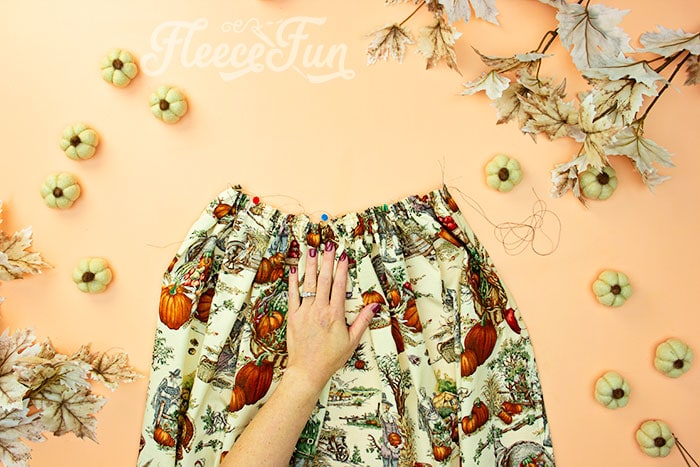 skirt gathered. This Free apron pattern and tutorial includes a pdf pattern and video! Make a vintage style apron that is chic.