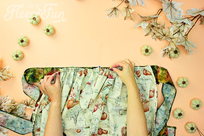 skirt gathered to match the bodice. This Free apron pattern and tutorial includes a pdf pattern and video! Make a vintage style apron that is chic.