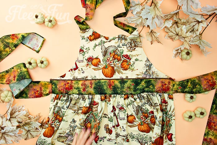 skirt sewin on. This Free apron pattern and tutorial includes a pdf pattern and video! Make a vintage style apron that is chic.