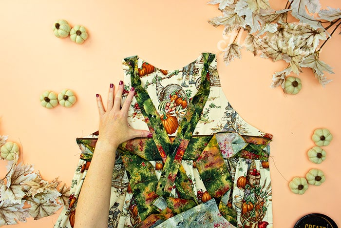 pin straps out of the way . This Free apron pattern and tutorial includes a pdf pattern and video! Make a vintage style apron that is chic.