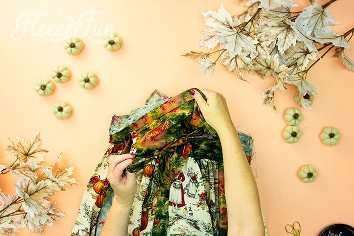 turn right side out. This Free apron pattern and tutorial includes a pdf pattern and video! Make a vintage style apron that is chic.