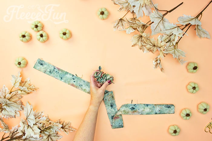 turning the strap. This Free apron pattern and tutorial includes a pdf pattern and video! Make a vintage style apron that is chic.