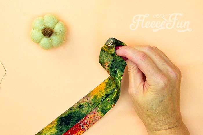 finishing end of strap. This Free apron pattern and tutorial includes a pdf pattern and video! Make a vintage style apron that is chic.