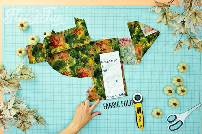 Neck strap be placed on fold. This Free apron pattern and tutorial includes a pdf pattern and video! Make a vintage style apron that is chic.