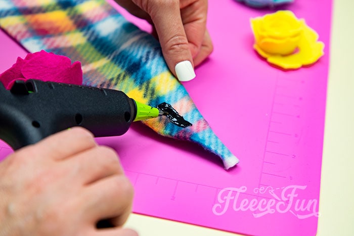 This Fleece Headband Ear Warmer Pattern (Free) is an easy sewing project. The DIY can also be a no sew fleece project! Sizes baby to adult. This Fleece Headband Pattern Ear Warmer looks cute and warm. Really simple instructions and there's a video tutorial to walk me through it - sweet! Great fleece sewing project. Perfect Ear warmer for winter.
