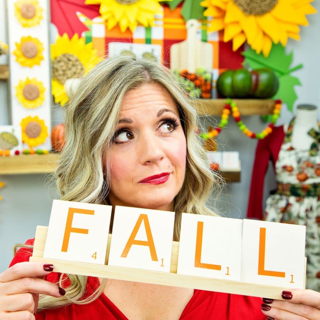 This Fall Tier Tray Décor (free SVG) is fun and fast to make. al it takes is s few simple materials and this autumn craft is ready to go. The giant scrabble tiles are simple and elegant. 