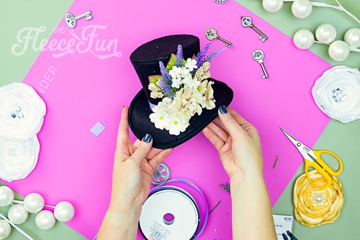 Learn how to make a mini top hat with this free pattern and tutorial. I love that there is a sew and no sew option. The free template makes this costume idea easy to make at home. 