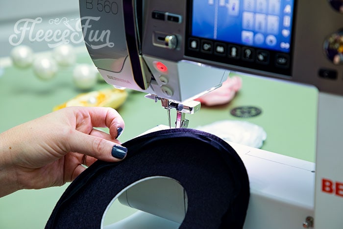 Visual representation of the mini top hat project, highlighting fleecefun's free pattern and tutorial.