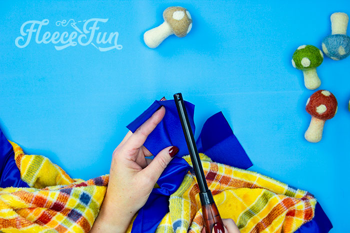 Fleece blanket with satin trim finished, part of fleecefun’s free tutorial