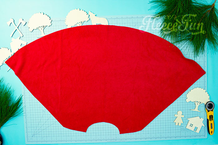 back pieces of the cloak cu tout. Will keep the chill from nipping, but not the wolves. This cape has a video tutorial with a FREE sewing pattern. It's only six steps - looks DIY easy! Love this fleece sewing Project - Red Riding Hood Cape Pattern. It's a great costume pattern that has a classic look. It can work for different costumes. Perfect for Halloween. I love how the sewing tutorial is geared for beginners. It's a great beginner sewing project.