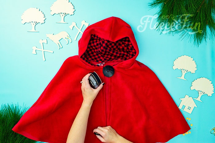 adding a closure to the capelet pattern