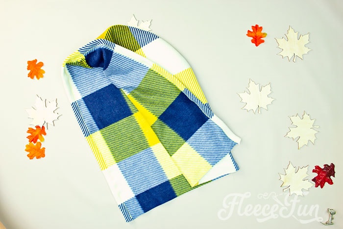 Step 3 in FleeceFun's tutorial: Sewing the pocket and handwarmers.