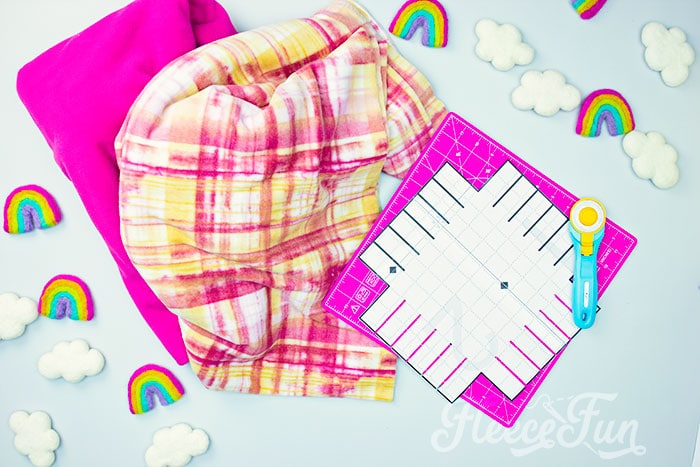 Step-by-step instructions to cut fleece tie blanket squares with fleecefun free template.