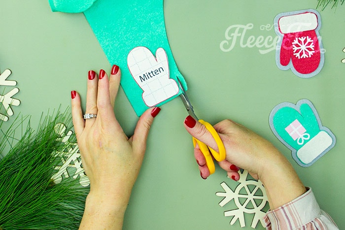 Learn the Best DIY Felt Ornaments Tips, Tricks and Templates. These 11 helps will take your ornament DIYs to a new level.