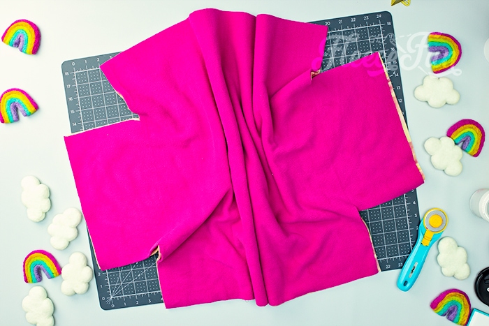Use the tie blanket ruler to cut precise corners with this fleecefun free template and tutorial