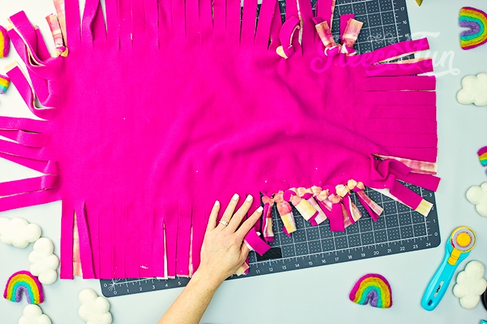 Tie your fleece knots securely for a cozy blanket with fleecefun’s free tutorial
