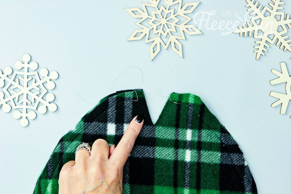Fleece Fun's tutorial on sewing the "V" shut for the fleece hat