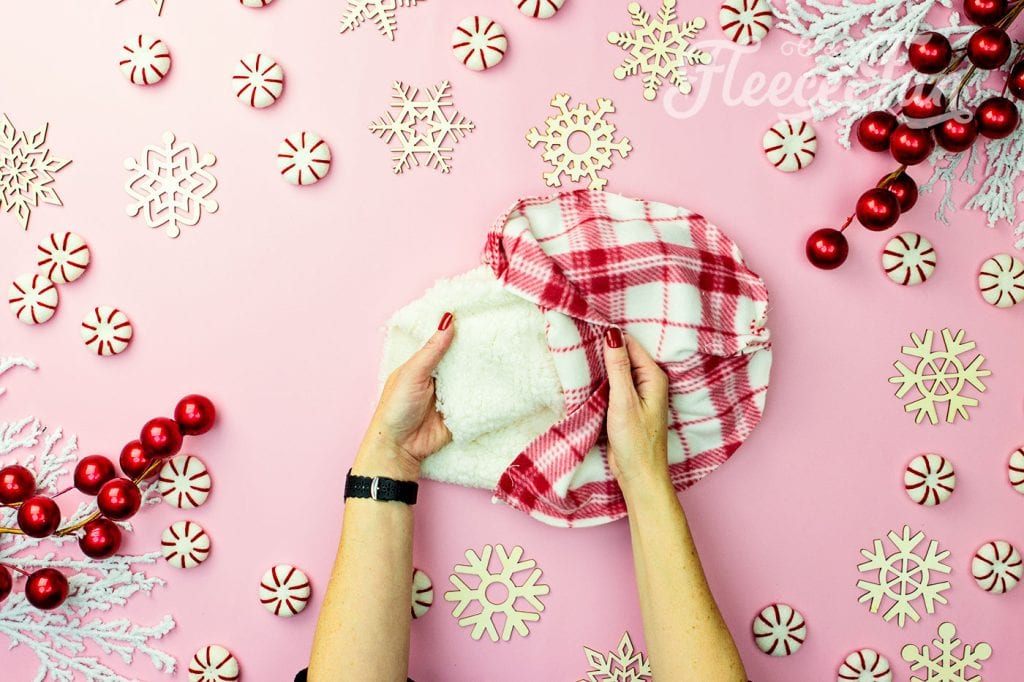 sew the two layers of the hat together.