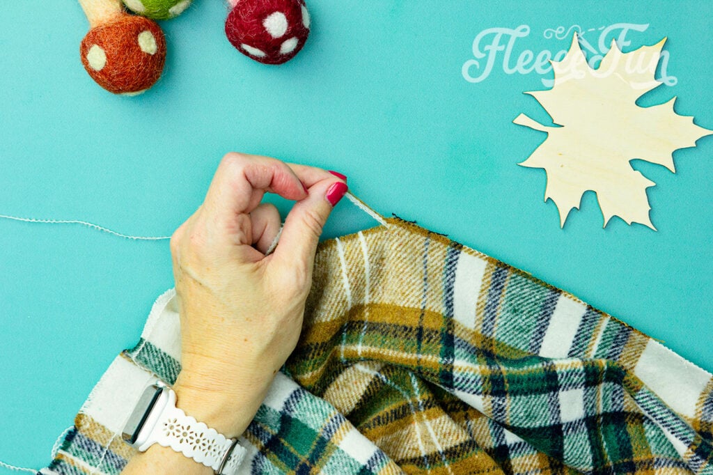 DIY no sew blanket tutorial using flannel, easy to follow. Fleecefun free template and tutorial.