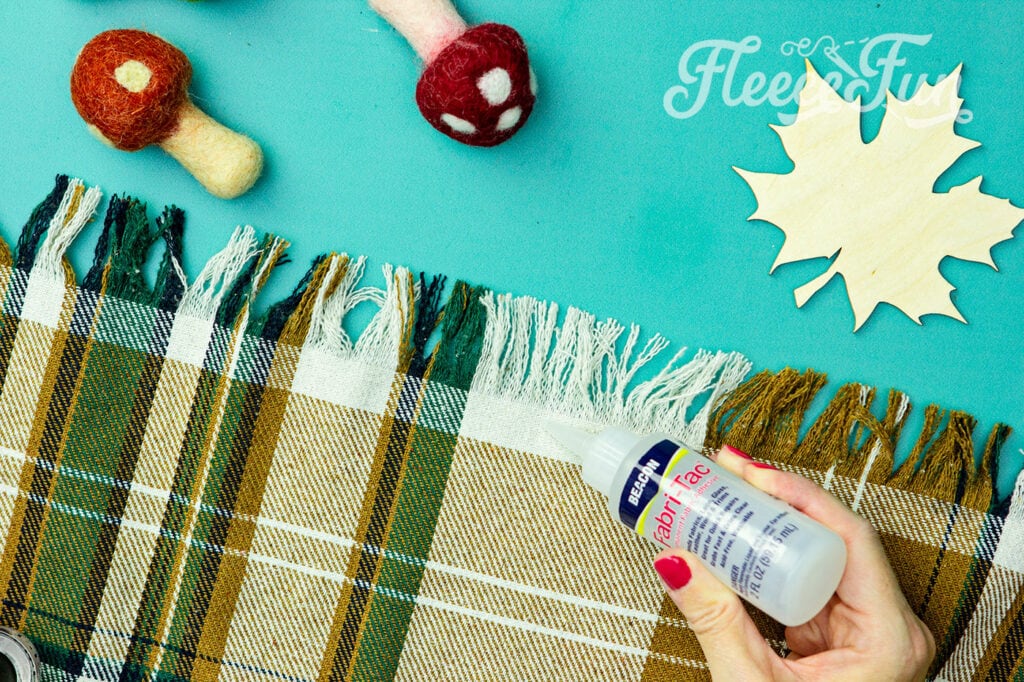 Preparing flannel fabric for a no sew blanket project, cutting fringes. Fleecefun free template and tutorial.