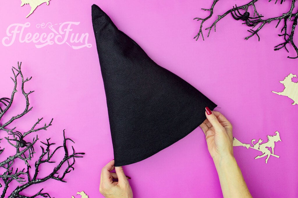 Completing the wire addition for the Hedge Witch Hat using fleecefun’s free pattern.
