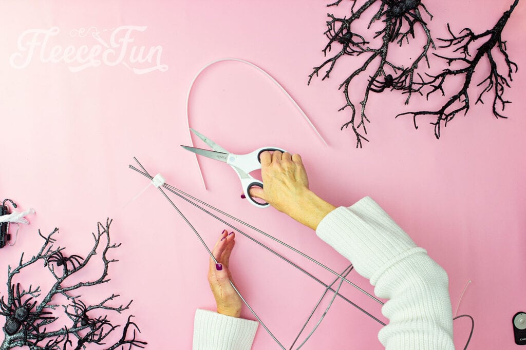 How to prepare the tomato cage for the ghost decoration using fleecefun and free template and tutorial