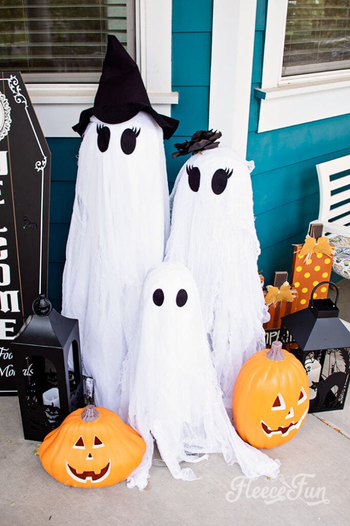 Creative Halloween decoration idea: Tomato Cage Ghost with fleecefun’s free template and tutorial