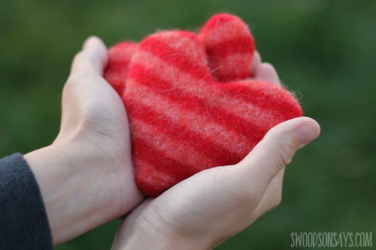 Cute Valentine's Day heart hand warmers from fleecefun's free pattern