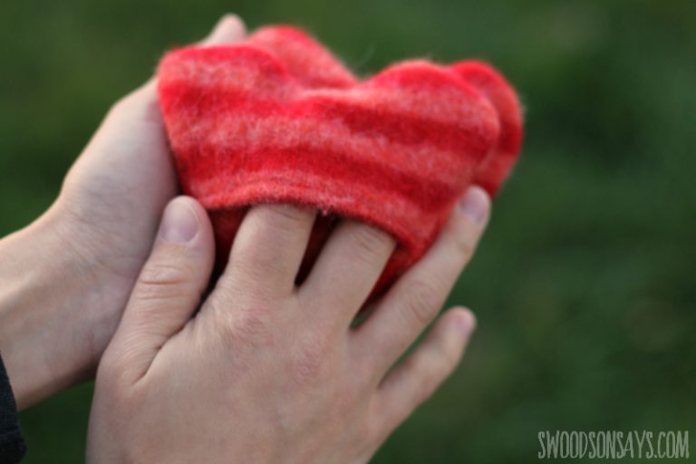 Stylish heart-shaped pocket warmers from fleecefun free template and tutorial