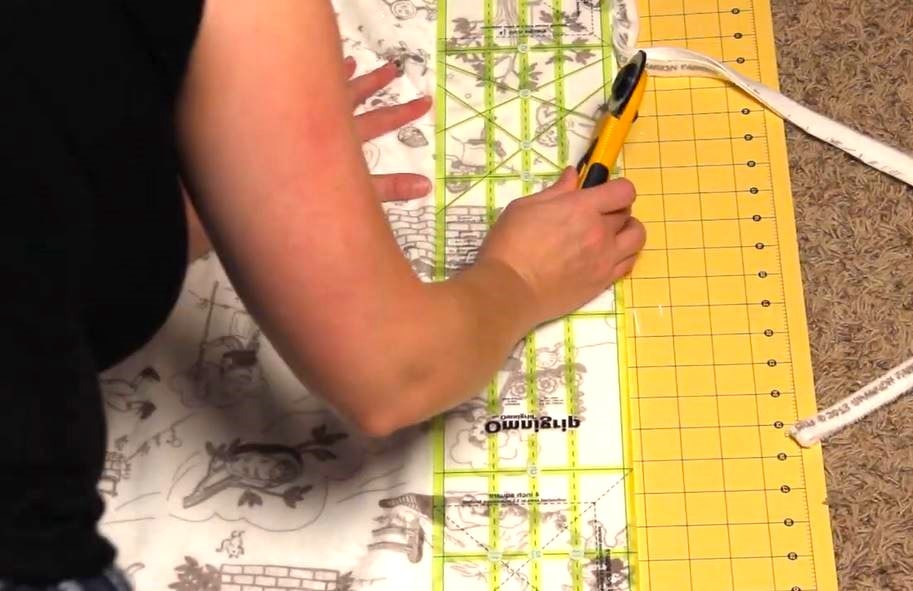 Cutting the material. Discover how to make a self-binding fleece blanket with this easy tutorial. Follow our step-by-step guide to create a warm, cozy blanket perfect for any season.