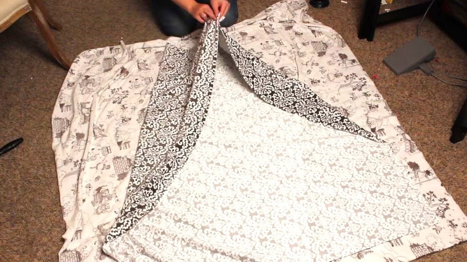 Placing the fabric 1 right side face down. Discover how to make a self-binding fleece blanket with this easy tutorial. Follow our step-by-step guide to create a warm, cozy blanket perfect for any season.
