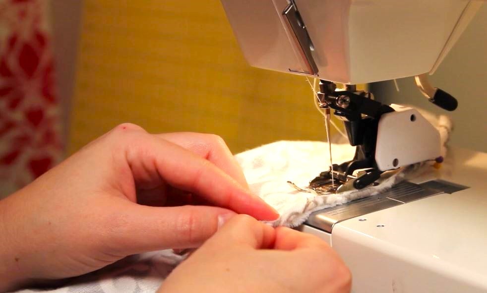 Sewing from the center out. Discover how to make a self-binding fleece blanket with this easy tutorial. Follow our step-by-step guide to create a warm, cozy blanket perfect for any season.
