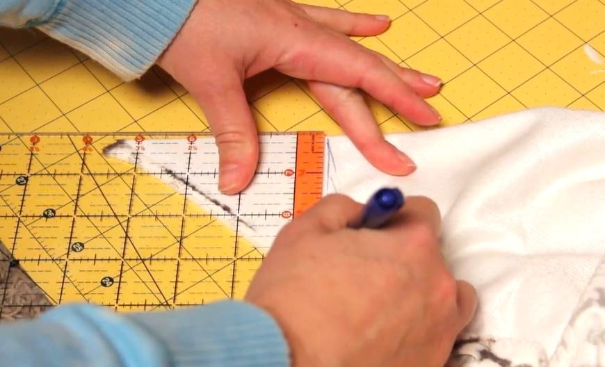 Taking the ruler and marking pen. Discover how to make a self-binding fleece blanket with this easy tutorial. Follow our step-by-step guide to create a warm, cozy blanket perfect for any season.