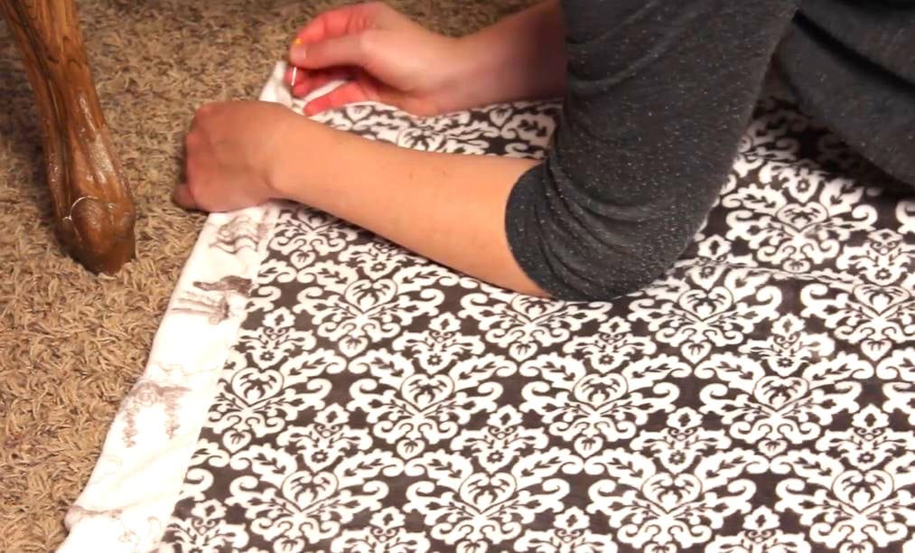 Pinning close turning gap. Discover how to make a self-binding fleece blanket with this easy tutorial. Follow our step-by-step guide to create a warm, cozy blanket perfect for any season.